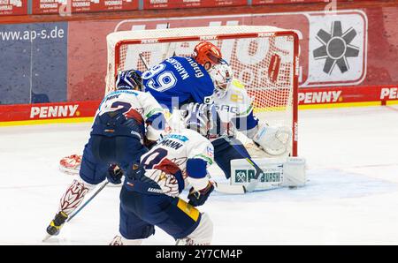 Villingen-Schwenningen, 29. September 2024: #89 Zach Senyshyn (Schwenningen) im Duell gegen Torhüter #30 Jake Hildebrand (Berlin). (Foto: Andreas Haas/dieBildmanufaktur) Credit: DieBildmanufaktur/Alamy Live News Stockfoto