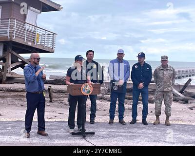 Dekle Beach, Usa. September 2024. FEMA-Verwaltungsrätin Deanne Criswell hält Bemerkungen zu den Reaktionsoperationen nach dem Hurrikan Helene vom 27. September 2024 in Dekle Beach, Florida. Von links: FEMA-Administrator Deanne Criswell, Florida-Gouverneur Ron DeSantis, Florida Division of Emergency Management Director Kevin Guthrie und FEMA Region 4 Administrator Robert Samaan und Generalmajor John D. Haas, Adjutant General von Florida. Quelle: Jaclyn Rothenberg/FEMA/Alamy Live News Stockfoto