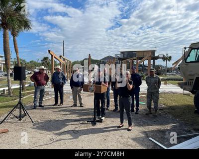 Dekle Beach, Usa. September 2024. FEMA-Verwaltungsrätin Deanne Criswell hält Bemerkungen zu den Reaktionsoperationen nach dem Hurrikan Helene vom 27. September 2024 in Dekle Beach, Florida. Quelle: Jaclyn Rothenberg/FEMA/Alamy Live News Stockfoto