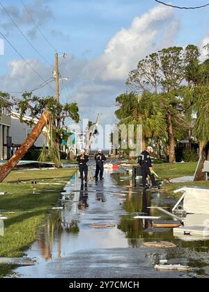 St. Petersburg, Usa. September 2024. Mitglieder der FEMA Colorado Task Force führen nach dem Hurrikan Helene vom 27. September 2024 in St. Petersburg, Florida, eine städtische Such- und Rettungsaktion durch. Quelle: Wesley Lagenour/FEMA/Alamy Live News Stockfoto