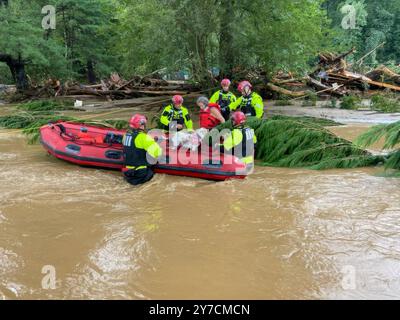 Polk County, Usa. September 2024. Mitglieder der FEMA New York Task Force retteten eine Frau und ihren Hund bei der Suche und Rettung in den Überschwemmungen, die durch Hurrikan Helene am 27. September 2024 im Polk County, North Carolina verursacht wurden. Quelle: FEMA Visuals/FEMA/Alamy Live News Stockfoto