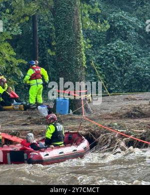 Polk County, Usa. September 2024. Mitglieder der FEMA New York Task Force retten ein Paar und ihren Hund während der Suche und Rettung in den Überschwemmungen, die durch Hurrikan Helene am 27. September 2024 im Polk County, North Carolina verursacht wurden. Quelle: FEMA Visuals/FEMA/Alamy Live News Stockfoto