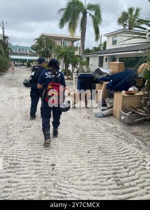 St. Petersburg, Usa. September 2024. Mitglieder der FEMA Colorado Task Force führen nach dem Hurrikan Helene vom 27. September 2024 in St. Petersburg, Florida, Stadtsuche und -Rettung durch. Quelle: Wesley Lagenour/FEMA/Alamy Live News Stockfoto