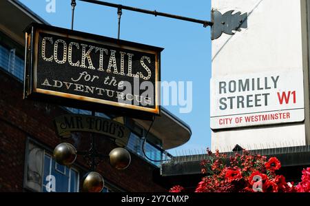Cocktailbar-Schild in der Romilly Street, Soho, London, England Stockfoto