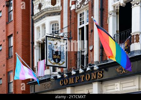 Pub-Schild von Comptons und Regenbogenflagge Old Compton Street in Soho London, England Stockfoto