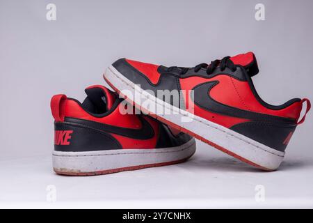 18.09.2024 Kiew, Ukraine Rote Nike Sneakers auf weißem Hintergrund Stockfoto