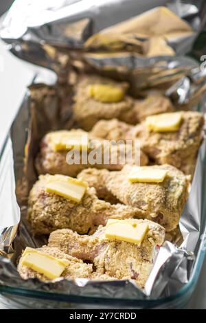 Goldene gebackene Hähnchenkegel mit Butter und Brotkrumen in Folienschale. Stockfoto