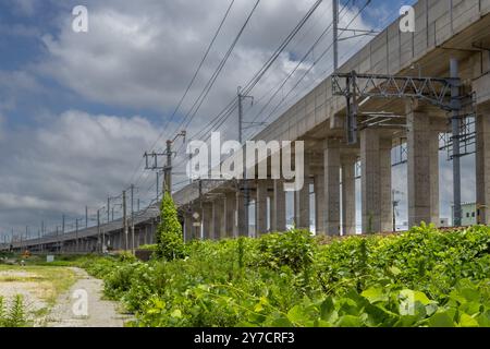 Shinkansen Eisenbahnstrecke, die Strecke Tsuruga-Kanazawa, auf Betonstützen errichtet, Kanazawa, Japan Stockfoto