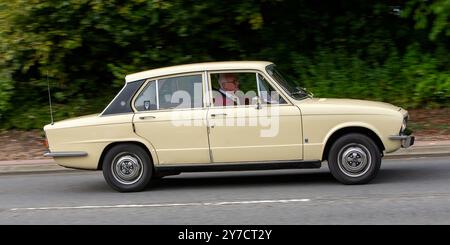 Milton Keynes, Großbritannien - 29. September 2024: 1974 Creme Triumph Dolomite Auto fährt auf einer britischen Straße Stockfoto