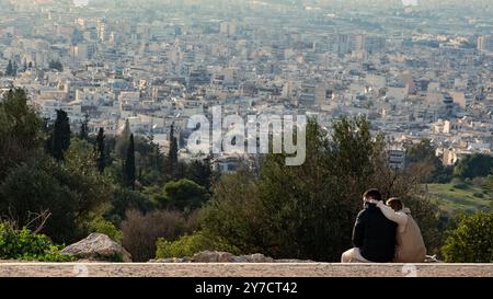 Ein Paar mit Blick auf die Skyline von Athen Stockfoto