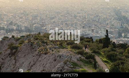 Ein Paar mit Blick auf die Skyline von Athen Stockfoto