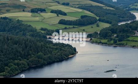 Landschaft mit Blick auf Ladybower im Peak District, umgeben von sanfter Landschaft. Stockfoto