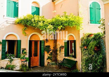 Das historische Dorf Cison di Valmarino mit der Burg CastelBrando in der Region Valdobbidene in der Provinz Treviso. Veneto, Italien Stockfoto