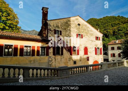 Das historische Dorf Cison di Valmarino mit der Burg CastelBrando in der Region Valdobbidene in der Provinz Treviso. Veneto, Italien Stockfoto