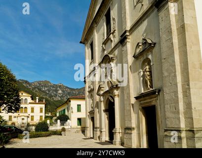 Das historische Dorf Cison di Valmarino mit der Burg CastelBrando in der Region Valdobbidene in der Provinz Treviso. Veneto, Italien Stockfoto