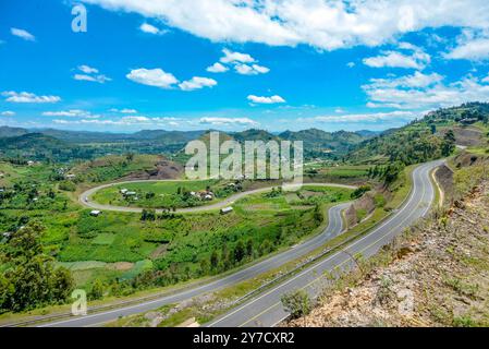 Die gewundene Bergstraße nach Kisoro in Uganda. Stockfoto