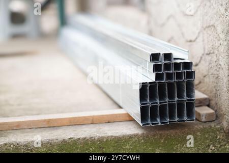 package of aluminium profiles for construction Stockfoto