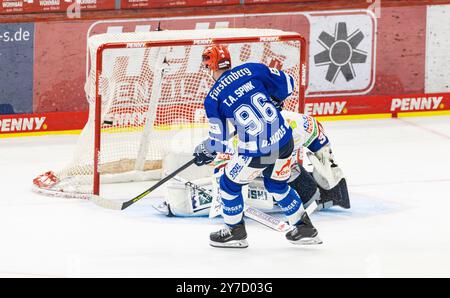 Villingen-Schwenningen, Deutschland, 29. September 2024: Die Entscheidung wird im Elfmeterschießen getroffen. #96 Tyson Spink (Schwenningen) ist der einzige Torhüter, der die #30 Jake Hildebrand (Berlin) besiegt und die Schwenninger Wild Wings 3-2 gegen den deutschen Eishockeymeister Eisbären Berlin besiegt. (Foto: Andreas Haas/dieBildmanufaktur) Credit: DieBildmanufaktur/Alamy Live News Stockfoto