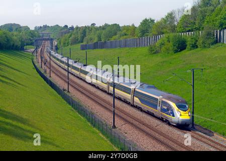 Eine Baureihe 374 Eurostar e320 bestand aus den Nummern 374033 und 374034, die am 10. Mai 2024 auf der HS1 in der Nähe von Lenham einen Abwärtsdienst Betrieb. Stockfoto