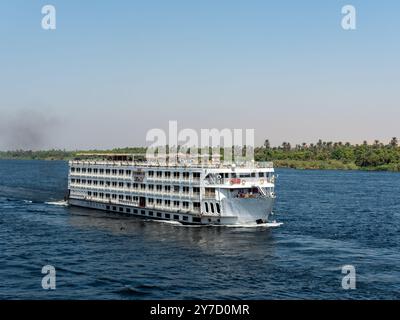 Kreuzfahrtschiff, das auf dem großen Nil in Ägypten segelt Stockfoto
