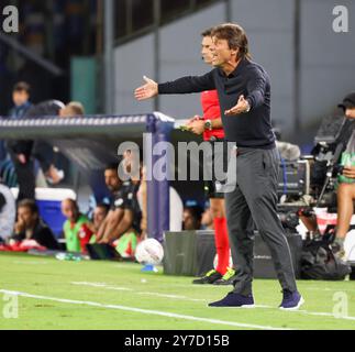 Neapel, Kampanien, ITALIEN. September 2024. Durante la partita di calcio del 29.09.2024, valevole per il campionato italiano di Serie A - 2024/25 A Napoli allo Stadio Diego Armando Maradona tra SSC Napoli vs FC Bologna. Foto: Cheftrainer des SSC Napoli Antonio Conte (Foto: © Fabio Sasso/ZUMA Press Wire) NUR REDAKTIONELLE VERWENDUNG! Nicht für kommerzielle ZWECKE! Stockfoto