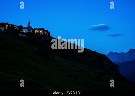 Guarda Village at Night, geschütztes Kulturerbe auf seiner Landzunge, Graubünden, Schweiz Stockfoto