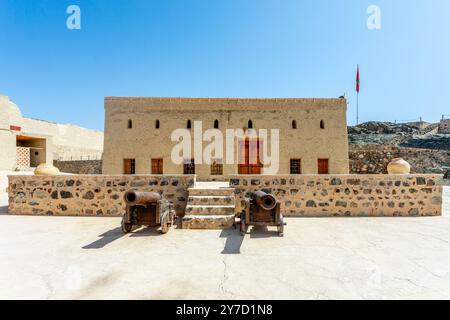 Bahla arabische Zitadelle Fort Innenhof Gebäude mit alten Kanonen, Bahla, Oman Stockfoto