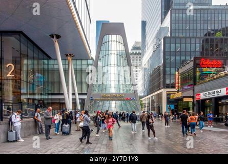 New York, NY – USA – 26. September 2024 das East End Gateway ist ein markantes 40 Fuß hohes Vordach aus Glas und Stahl an der 33rd St und 7th Ave und bietet einen neuen, großen Eingang Stockfoto