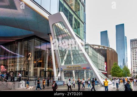 New York, NY – USA – 26. September 2024 das East End Gateway ist ein markantes 40 Fuß hohes Vordach aus Glas und Stahl an der 33rd St und 7th Ave und bietet einen neuen, großen Eingang Stockfoto