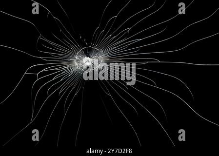 Rissmuster auf gebrochenem Glas, Abstraktion von Spänen und Linien vom Aufprall auf Glas Stockfoto