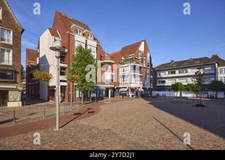 Sankt-Georg-Platz mit Wohn- und Geschäftshäusern, Laterne und Bäumen unter blauem Himmel in Bocholt, Münsterland, Bezirk Borken, Nordrhein Stockfoto