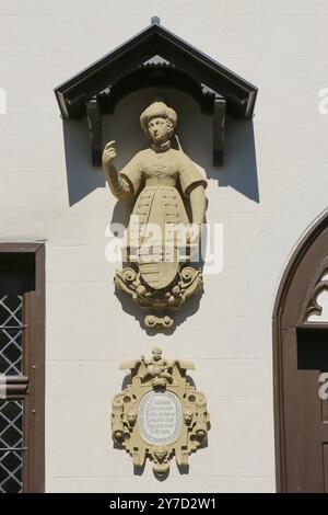 Königin Elisabeth, geborene Königin von Ungarn, Steinfigur auf der Gerobau, Büste, Skulptur, Porträt, Wappen, Schloss Lichtenstein, Märchenschloss von Stockfoto