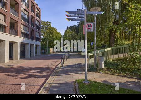 Wegweiser zum Busbahnhof ZOB, Markt, historischem Rathaus, Rathaus und Theater in Bocholt, Münsterland, Borken, Nordrhein-Westfalen Stockfoto