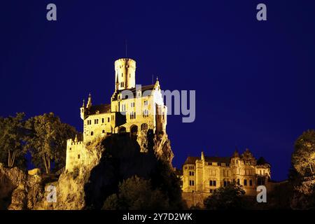 Schloss Lichtenstein, Nachtaufnahme, künstliches Licht, Märchenschloss Württemberg, beleuchtet, Stimmung, romantisch, historisches Gebäude, Gerobau auf dem Stockfoto