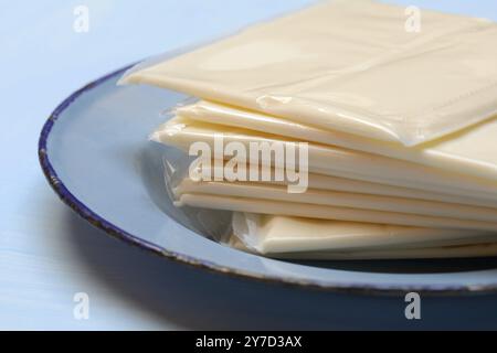 Verarbeiteter Käse, verarbeitete Käsescheiben in Kunststoff verpackt Stockfoto