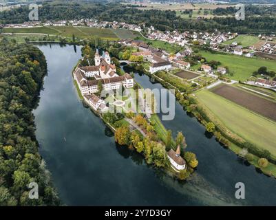 Aus der Vogelperspektive auf das ehemalige Benediktinerabkloster mit der Klosterkirche St. Maria und der Spitzkirche St. Magdalena auf der Rheininsel Rheinau Stockfoto