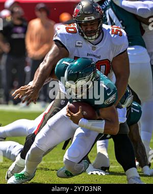 Tampa, Usa. September 2024. Der Defensive Tackle Vita Vea (50) der Tampa Bay Buccaneers trifft den Philadelphia Eagles Quarterback Jalen Hurts (1) während der ersten Halbzeit im Raymond James Stadium in Tampa, Florida am Sonntag, den 29. September 2024. Foto: Steve Nesius/UPI Credit: UPI/Alamy Live News Stockfoto