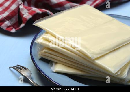 Verarbeiteter Käse, verarbeitete Käsescheiben in Kunststoff verpackt Stockfoto