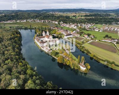 Aus der Vogelperspektive auf das ehemalige Benediktinerabkloster mit der Klosterkirche St. Maria und der Spitzkirche St. Magdalena auf der Rheininsel Rheinau Stockfoto