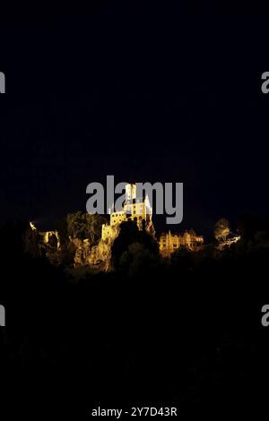 Schloss Lichtenstein, Nachtaufnahme, künstliches Licht, Märchenschloss Württemberg, beleuchtet, Stimmung, romantisch, historisches Gebäude, Gerobau auf dem Stockfoto