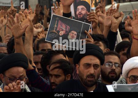 Srinagar, Indien. September 2024. Am 29. September 2024 gingen Kaschmirschiitische Muslime auf die Straße in Srinagar, Indien, um gegen die Ermordung des Hisbollah-Führers Hassan Nasrallah zu protestieren. Während der Demonstration skandierten sie Parolen gegen Israel. (Foto: Danish Showkat/SIPA USA). Quelle: SIPA USA/Alamy Live News Stockfoto