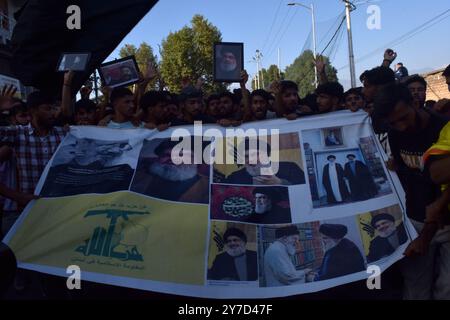 Srinagar, Indien. September 2024. Am 29. September 2024 gingen Kaschmirschiitische Muslime auf die Straße in Srinagar, Indien, um gegen die Ermordung des Hisbollah-Führers Hassan Nasrallah zu protestieren. Während der Demonstration skandierten sie Parolen gegen Israel. (Foto: Danish Showkat/SIPA USA). Quelle: SIPA USA/Alamy Live News Stockfoto