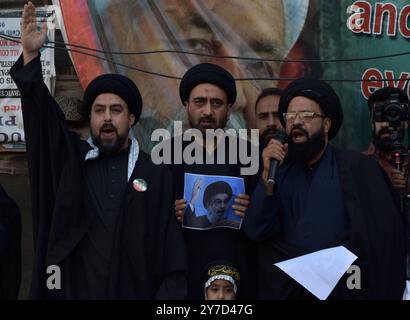 Srinagar, Indien. September 2024. Am 29. September 2024 gingen Kaschmirschiitische Muslime auf die Straße in Srinagar, Indien, um gegen die Ermordung des Hisbollah-Führers Hassan Nasrallah zu protestieren. Während der Demonstration skandierten sie Parolen gegen Israel. (Foto: Danish Showkat/SIPA USA). Quelle: SIPA USA/Alamy Live News Stockfoto