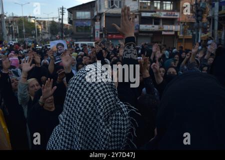 Srinagar, Indien. September 2024. Am 29. September 2024 gingen Kaschmirschiitische Muslime auf die Straße in Srinagar, Indien, um gegen die Ermordung des Hisbollah-Führers Hassan Nasrallah zu protestieren. Während der Demonstration skandierten sie Parolen gegen Israel. (Foto: Danish Showkat/SIPA US Credit: SIPA USA/Alamy Live News Stockfoto