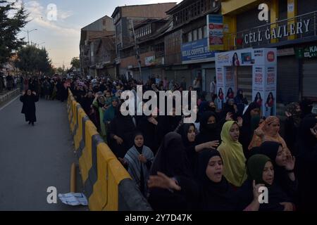 Srinagar, Indien. September 2024. Am 29. September 2024 gingen Kaschmirschiitische Muslime auf die Straße in Srinagar, Indien, um gegen die Ermordung des Hisbollah-Führers Hassan Nasrallah zu protestieren. Während der Demonstration skandierten sie Parolen gegen Israel. (Foto: Danish Showkat/SIPA USA). Quelle: SIPA USA/Alamy Live News Stockfoto