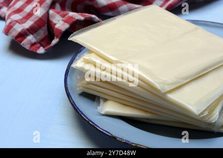 Verarbeiteter Käse, verarbeitete Käsescheiben in Kunststoff verpackt Stockfoto