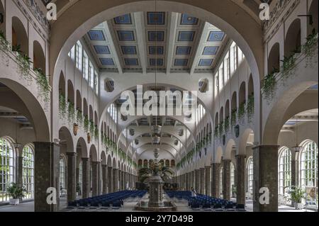 Promenadenhalle mit Brunnenhaus mit dekorativem Jugendstilkeramikbrunnen aus Majolikafliesen, Kissingen Spa, 1842 eröffnet, ersetzt b Stockfoto