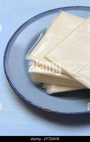 Verarbeiteter Käse, verarbeitete Käsescheiben in Kunststoff verpackt Stockfoto