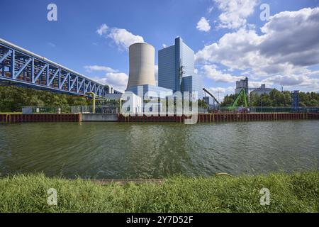 Kohlekraftwerk Datteln 4 am Dortmund-Ems-Kanal unter blauem Himmel mit Kumuluswolken in Datteln, Ruhrgebiet, Recklinghausen, Nord Stockfoto