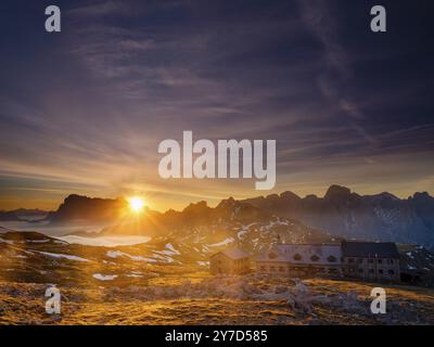 Schlernhaus bei Sonnenaufgang, Langkofergruppe und Rosengarten dahinter, Dolomiten, Schlern, Südtirol, Italien, Europa Stockfoto